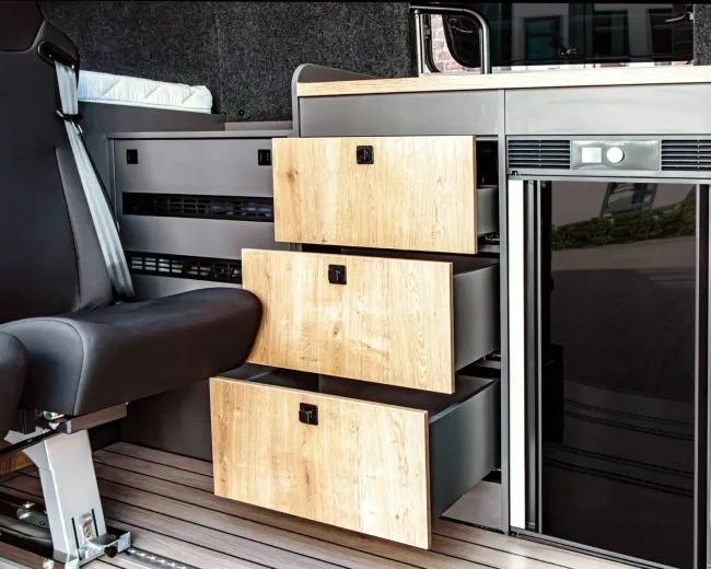 日产推出电动露营车 Interstar-e Relax:续航 408 英里,可容 4 人居住