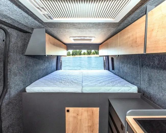 日产推出电动露营车 Interstar-e Relax:续航 408 英里,可容 4 人居住